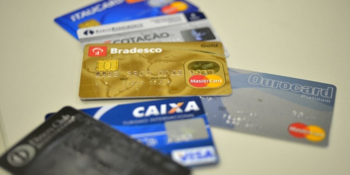 Juros do cartão de crédito rotativo avançam e chegam a