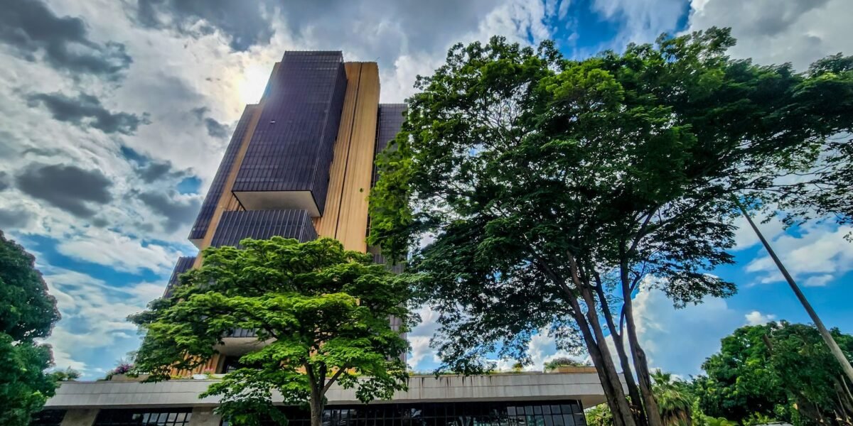 Juros médios cobrados pelos bancos chegam a 43,7% ao ano
