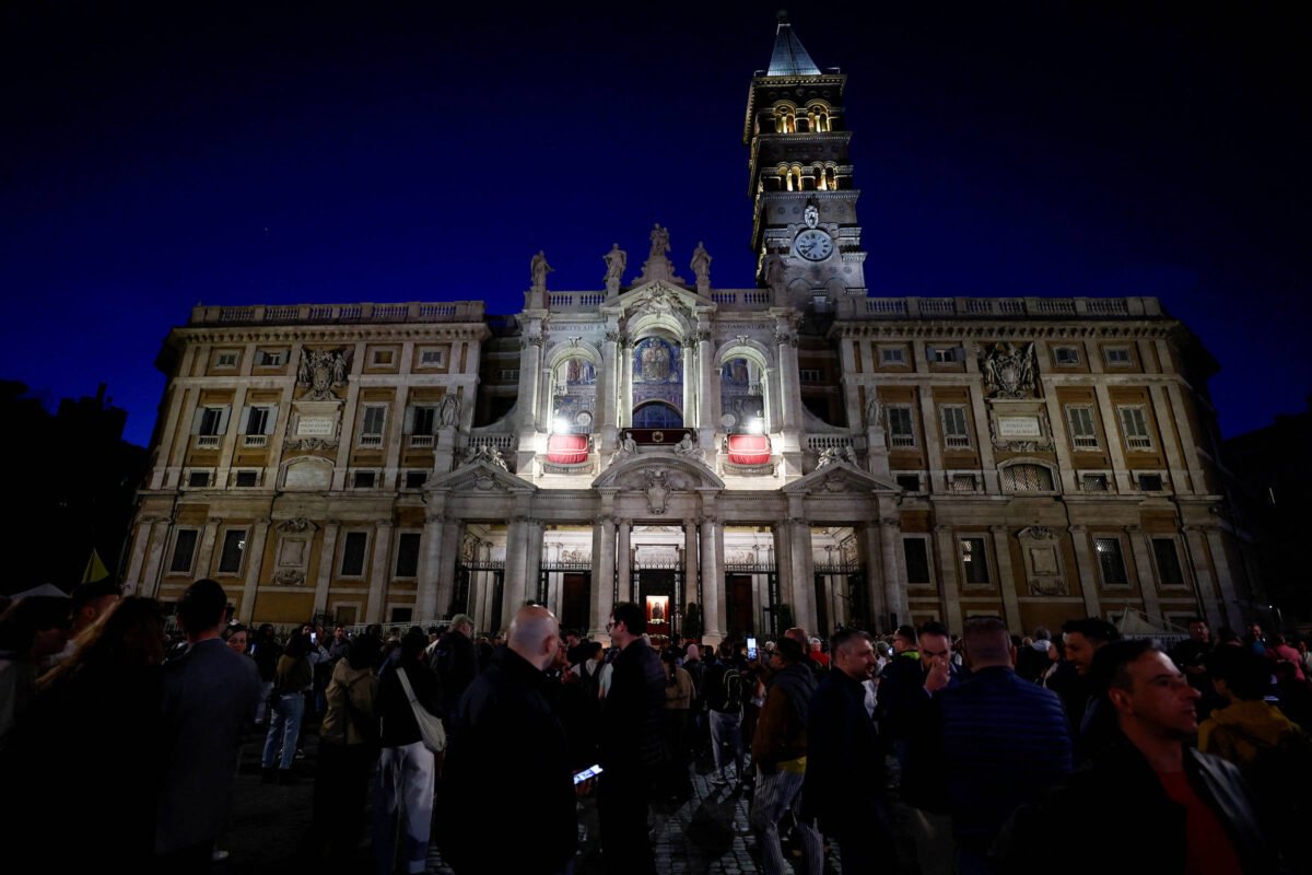 Longo dia dedicado a Francisco acaba com aplausos em Roma