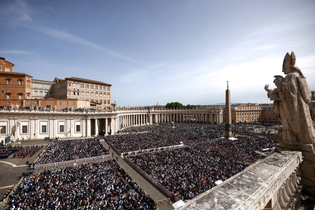 Milhares de reúnem no Vaticano para ver o papa -