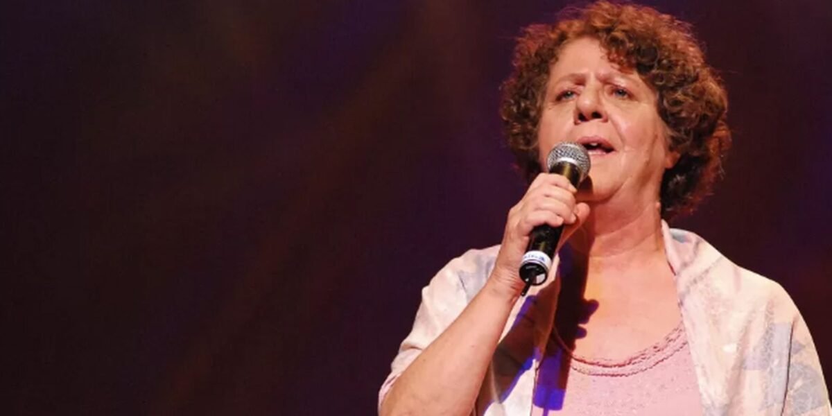 Morre a cantora e compositora Cristina Buarque
