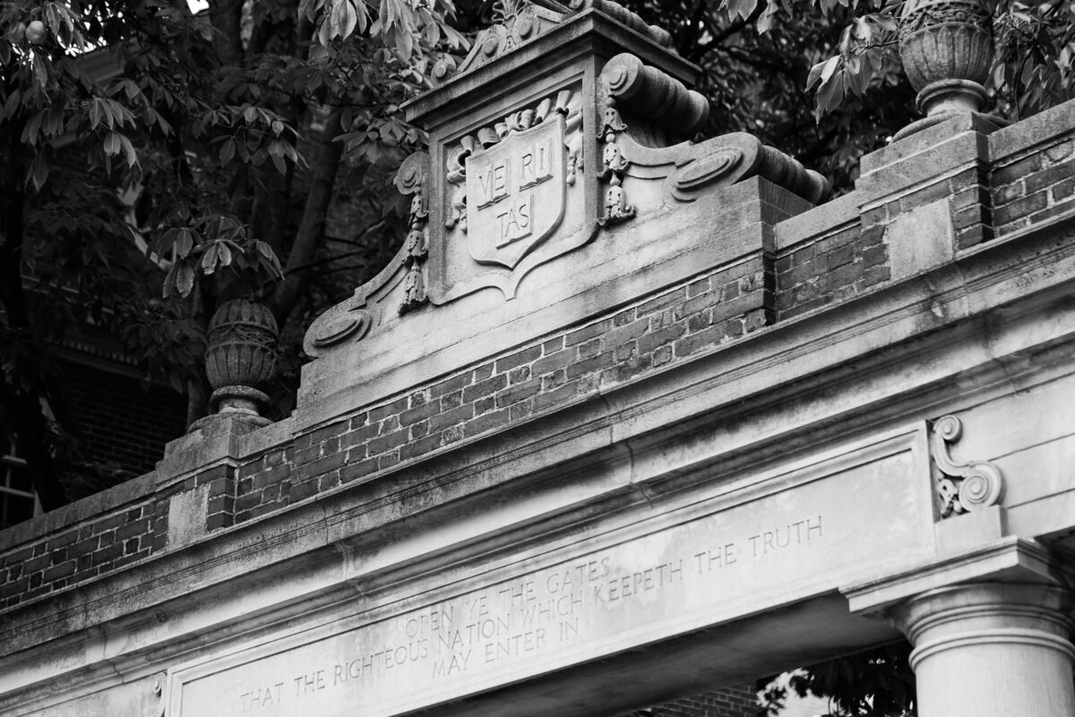 Opinião: Harvard tem de se posicionar contra Trump - 04/04/2025