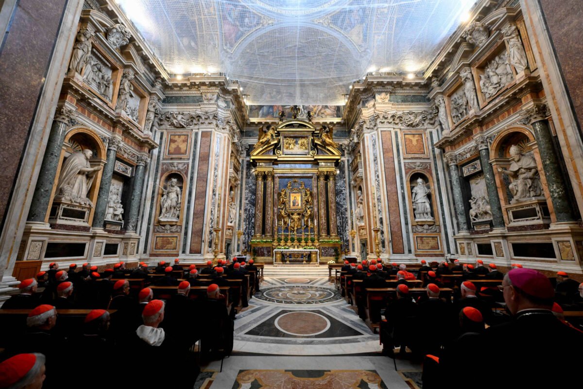 Papa: Cardeais devem decidir nesta 2ª a data do conclave