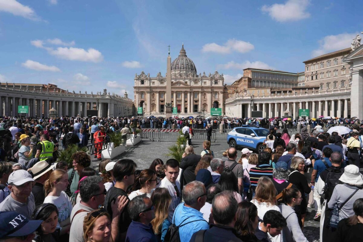 Papa Francisco: 1º dia de velório sob aplausos e comoção