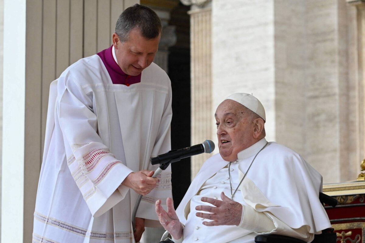 Papa Francisco participa do Domingo de Ramos no Vaticano -