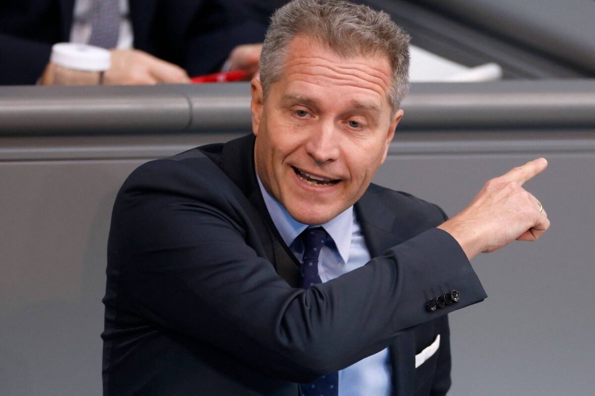 Parlamento Europeu revoga imunidade de deputado alemão - 01/04/2025 -