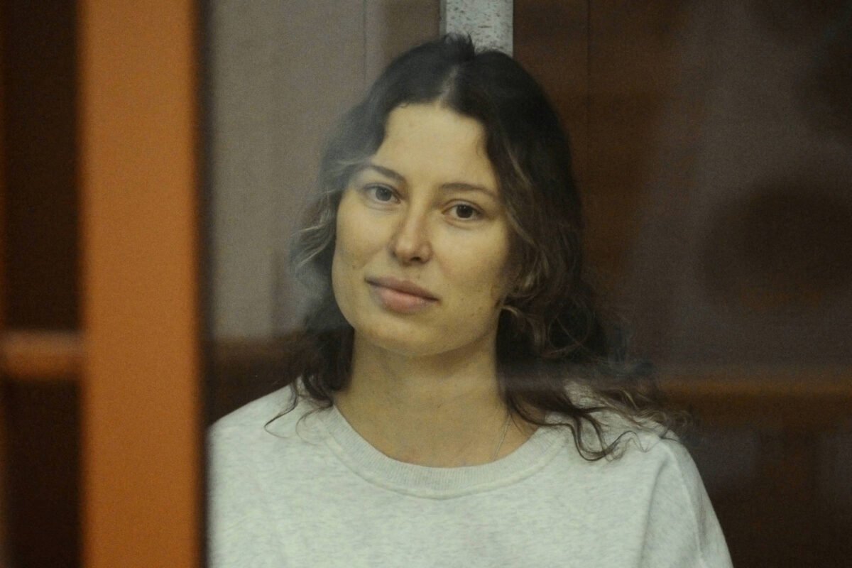 Rússia solta bailarina condenada por doar US$ 51 à Ucrânia