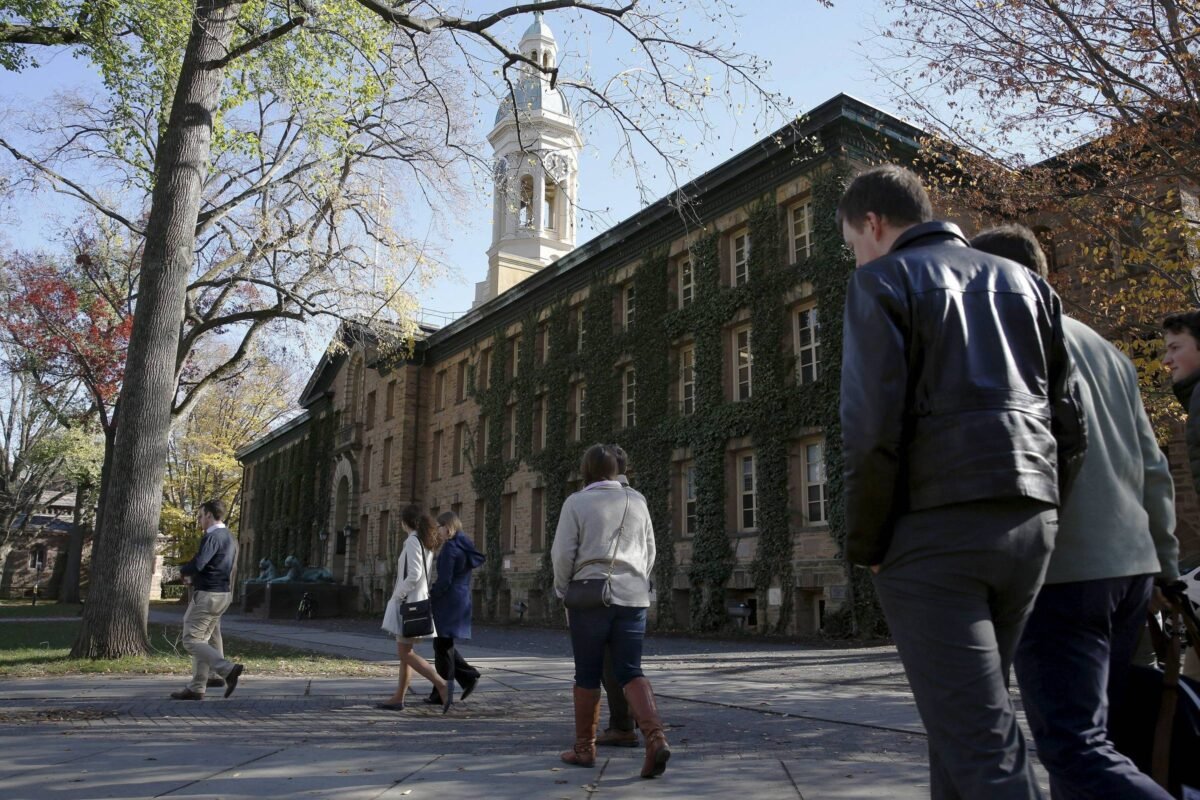 Trump corta dezenas de bolsas da Universidade de Princeton -
