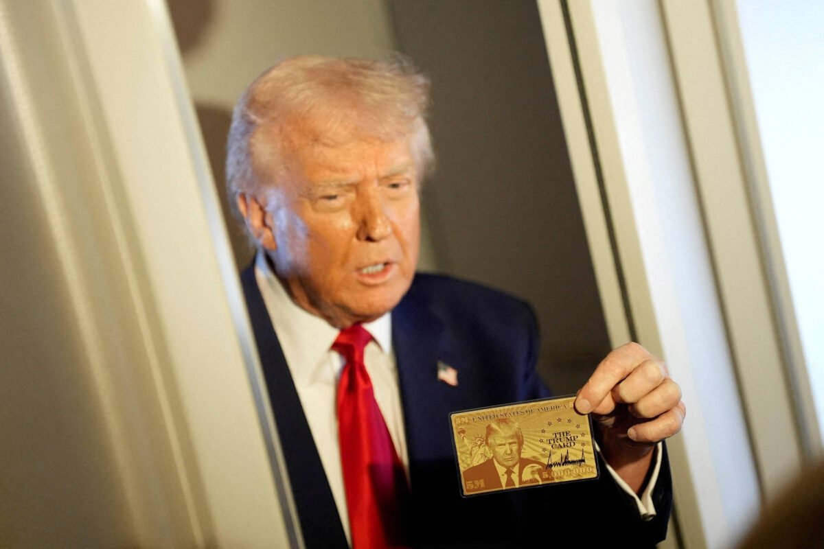 Trump mostra primeiro 'cartão ouro' de residência nos EUA -