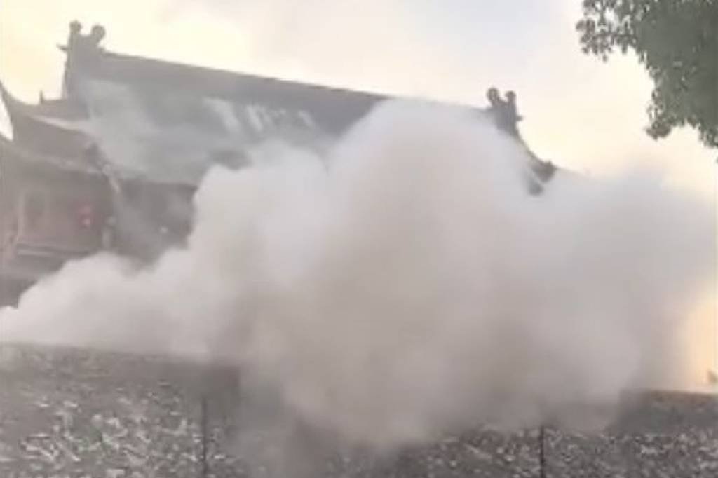 Antiga torre chinesa desaba depois de reforma milionária - 21/05/2025