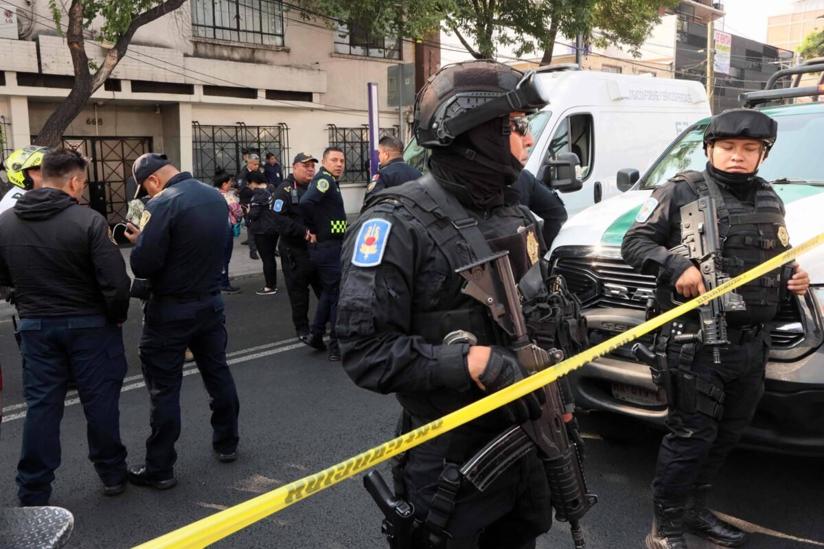 Ataque a tiros mata dois assessores de prefeita no México