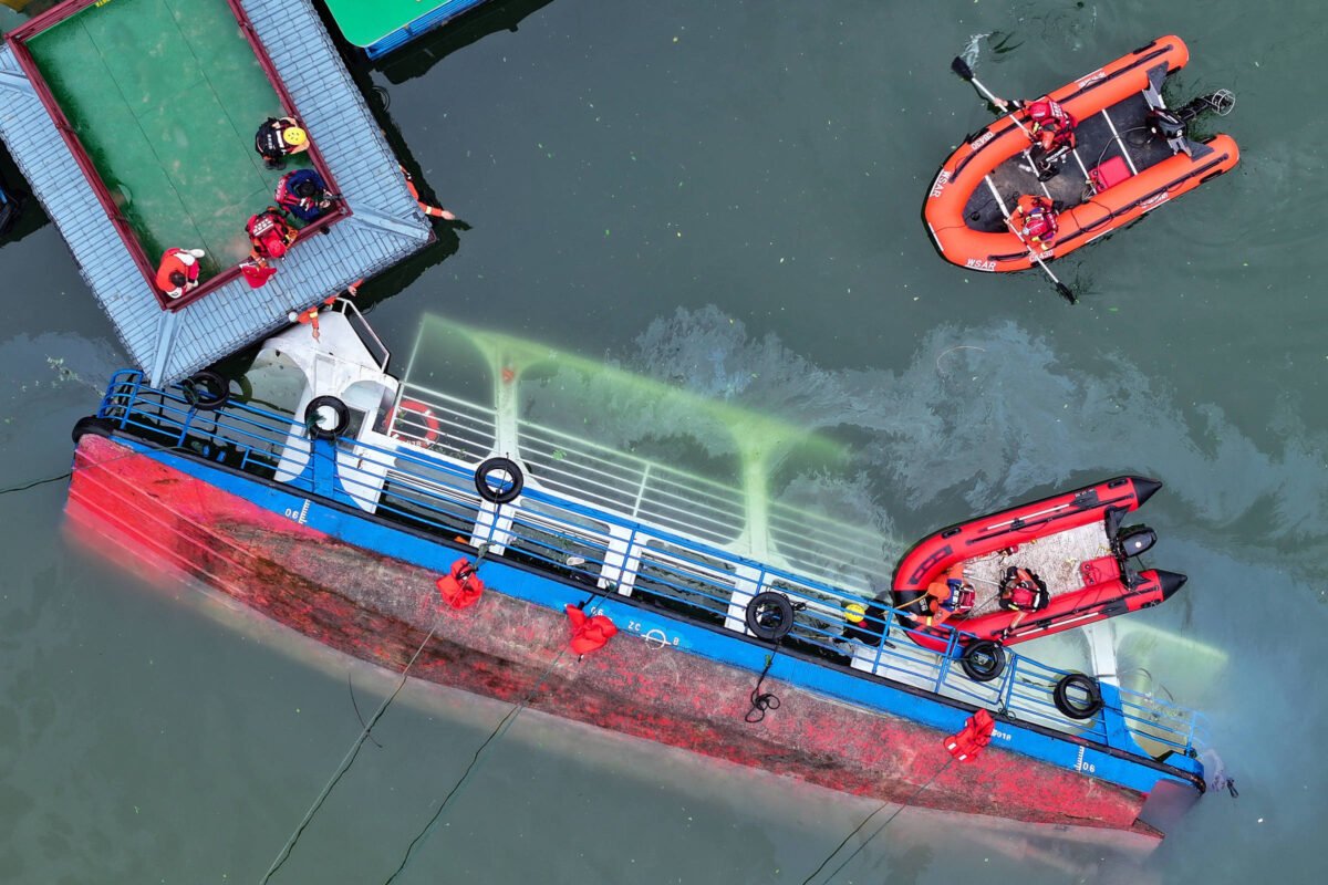 Barcos com turistas viram na China e matam 10 passageiros