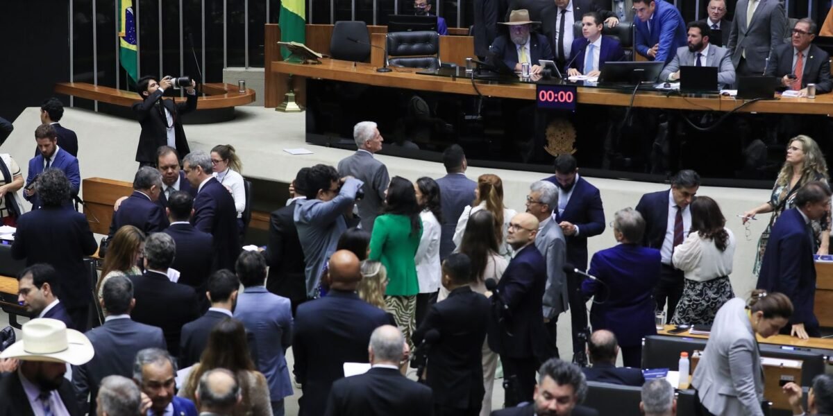 Câmara aprova projeto que reajusta salários de servidores públicos
