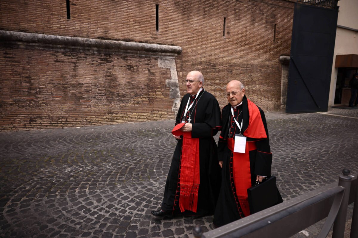 Cardeais pedem paz em última reunião antes de conclave -