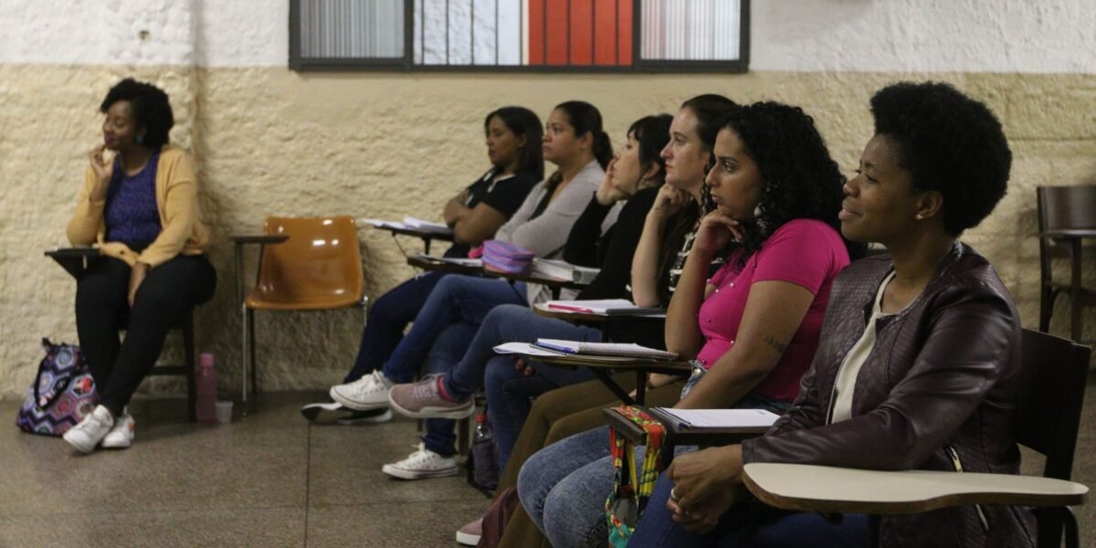 Cursinho popular tem até 6 de maio para inscrever em