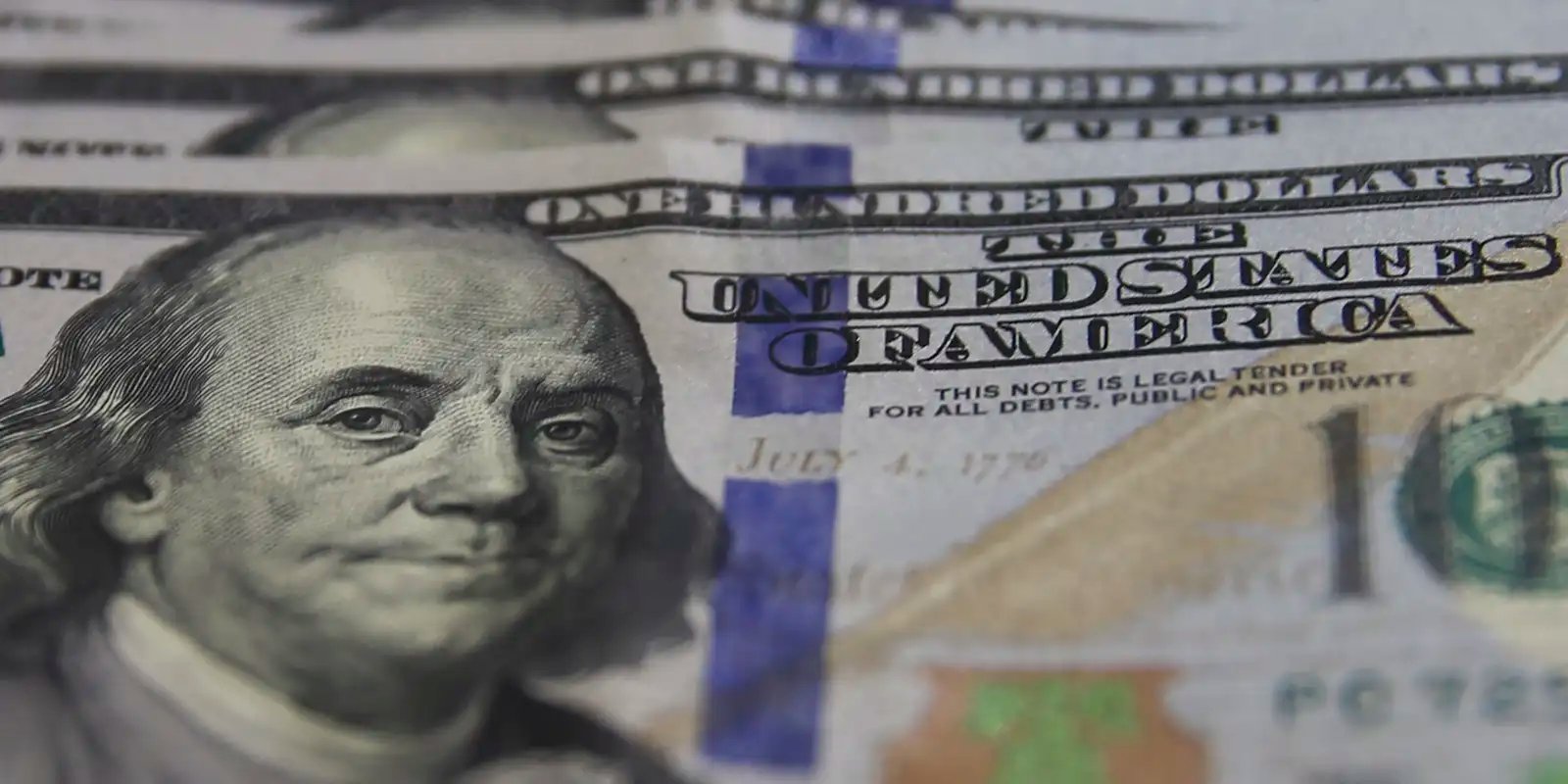 Dólar inicia mês em baixa com chances de negociação entre