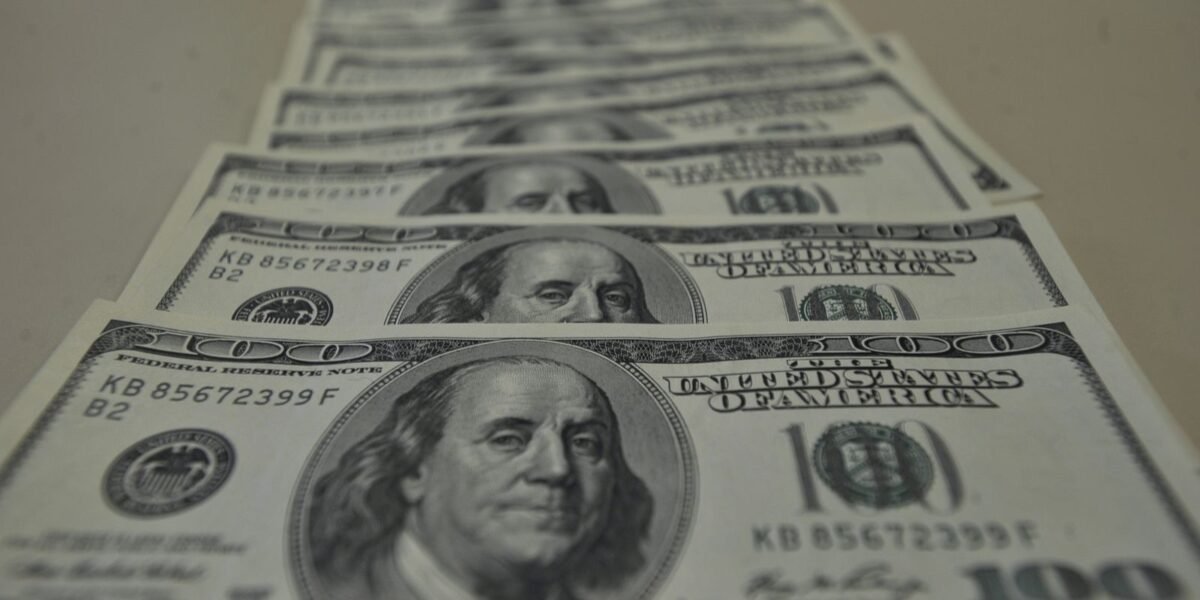 Dólar sobe para R$ 5,68 com dados fortes da economia