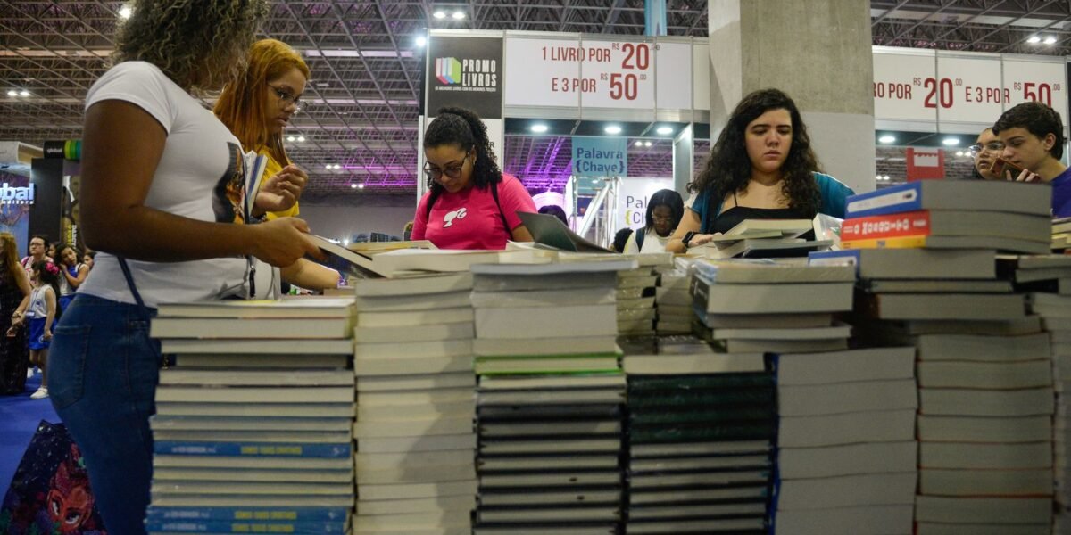 Faturamento de editoras de livros cresce menos que inflação em