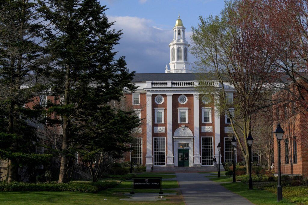 Juíza bloqueia proibição de estrangeiros em Harvard - 23/05/2025 -