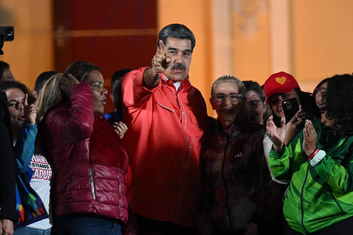 Maduro leva 23 estados e deve dominar parlamento - 26/05/2025