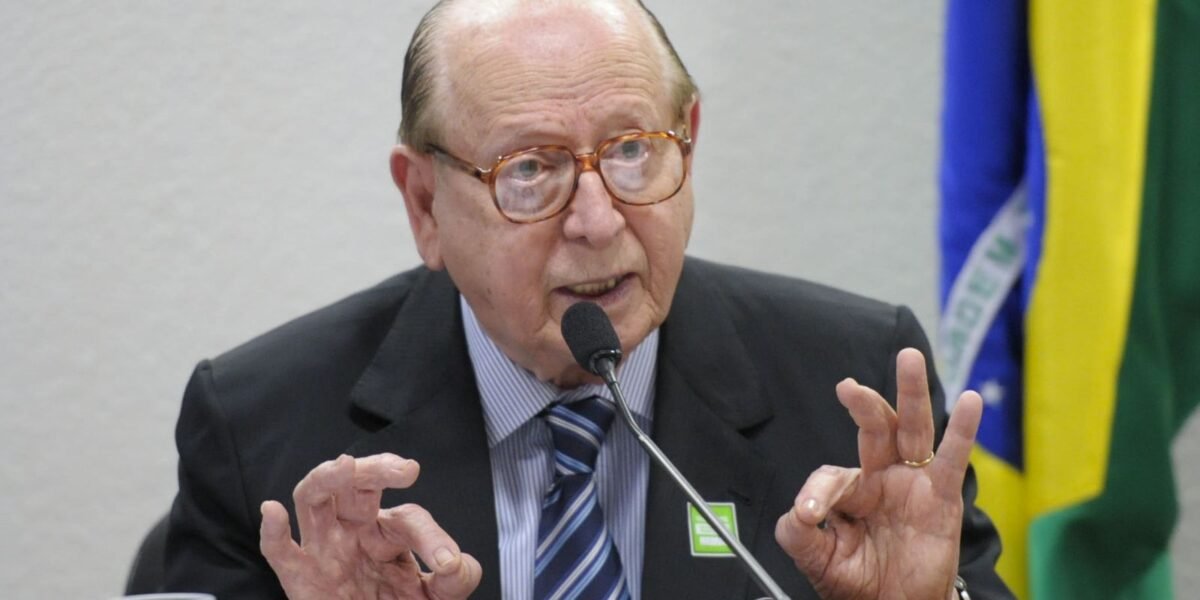 Morre no Rio, aos 97 anos, o escritor e gramático