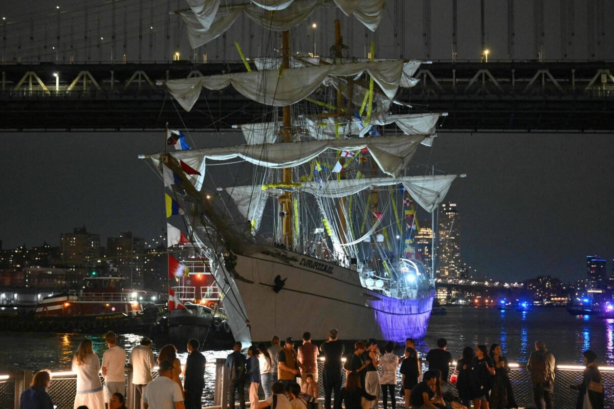 Navio da Marinha mexicana colide contra ponte do Brooklyn -