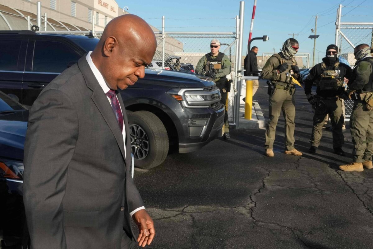 Prefeito de Newark (EUA) é preso em centro de imigrantes
