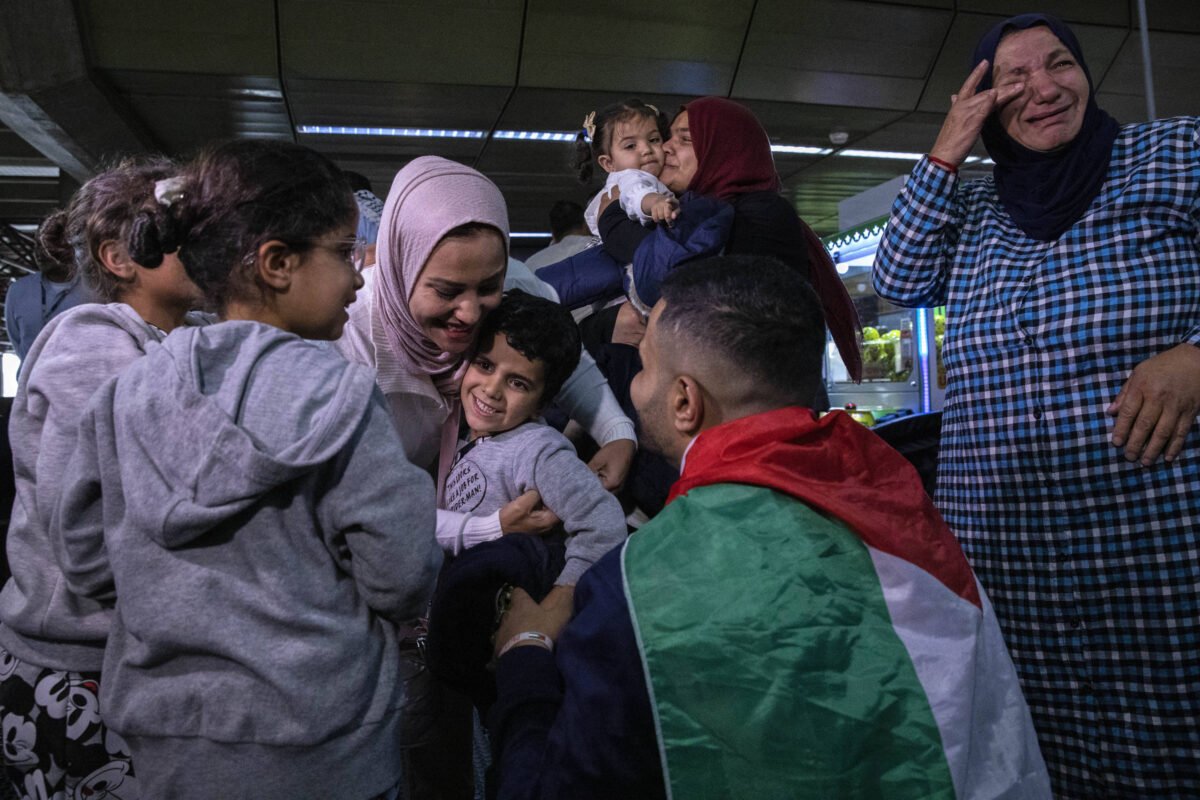 Reencontro de crianças palestinas com pai tem choro; veja -