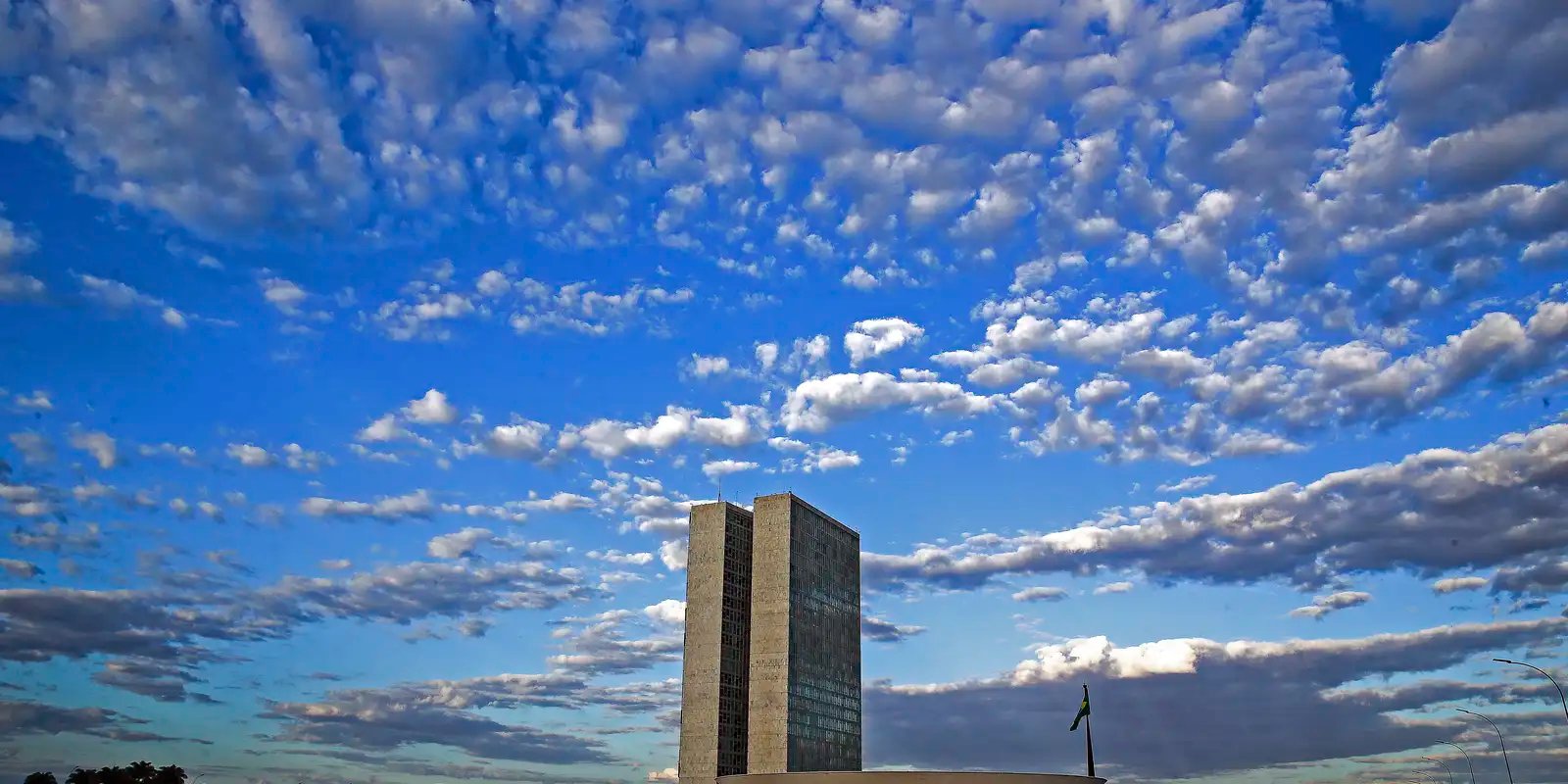 Relator antecipa fim da reeleição para 2030 e CCJ adia