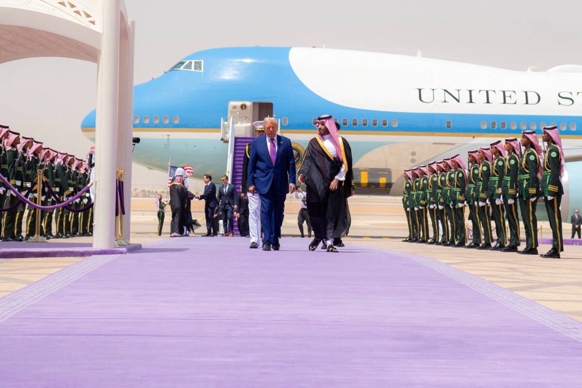 Trump começa giro pelo Oriente Médio com recepção luxuosa -