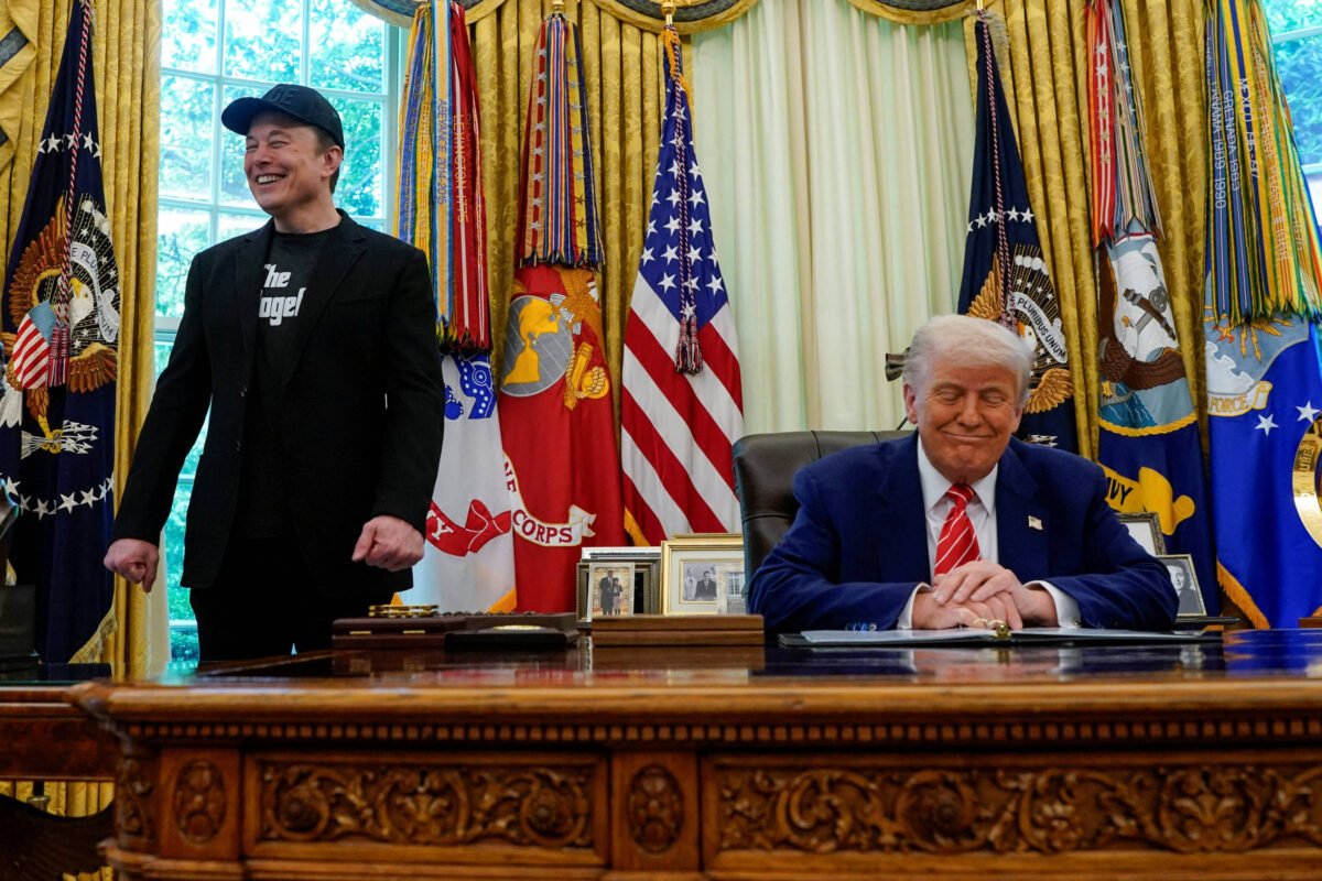 Trump e Musk fazem piada com safanão em Macron; veja