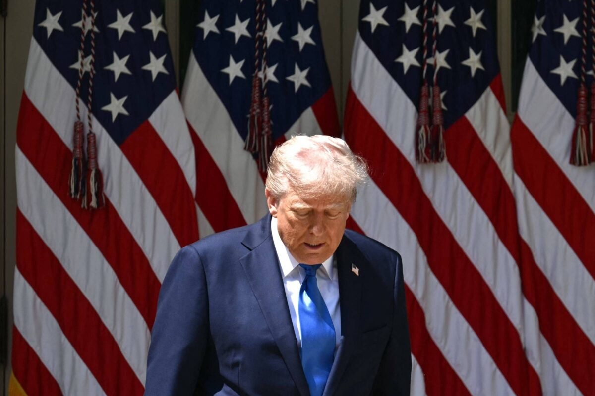 Trump faz decreto para cortar verba de emissoras públicas -