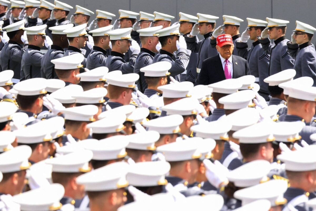 Trump ralha contra diversidade em discurso para militares - 24/05/2025