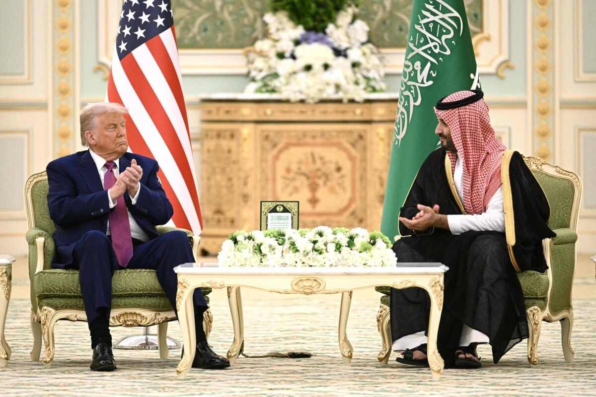 Trump volta do Oriente Médio entre reveses e interesses -