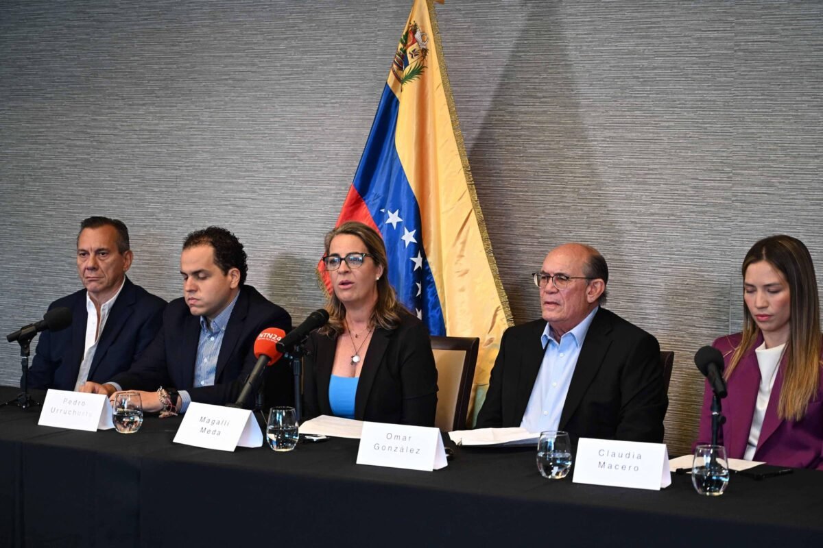 Venezuelanos falam em 'resgate espetacular' em embaixada - 24/05/2025 -