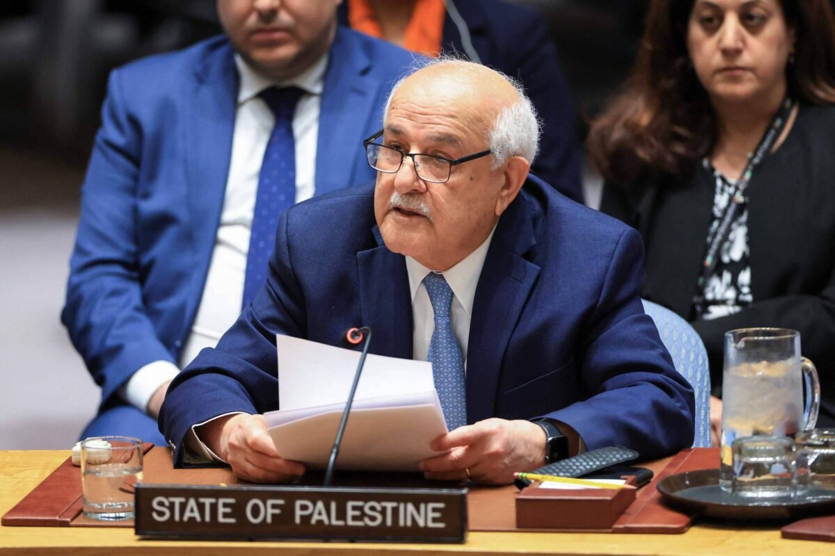 Vídeo: Embaixador chora ao falar sobre mortes em Gaza -