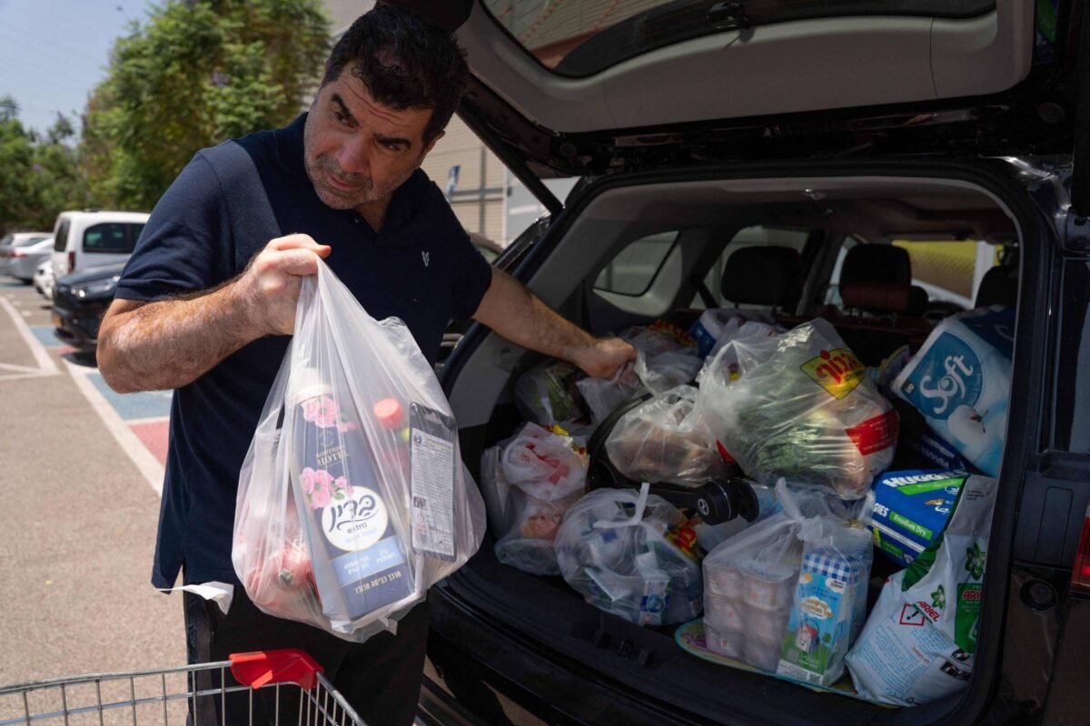 À espera do Irã, moradores de Israel estocam mantimentos -