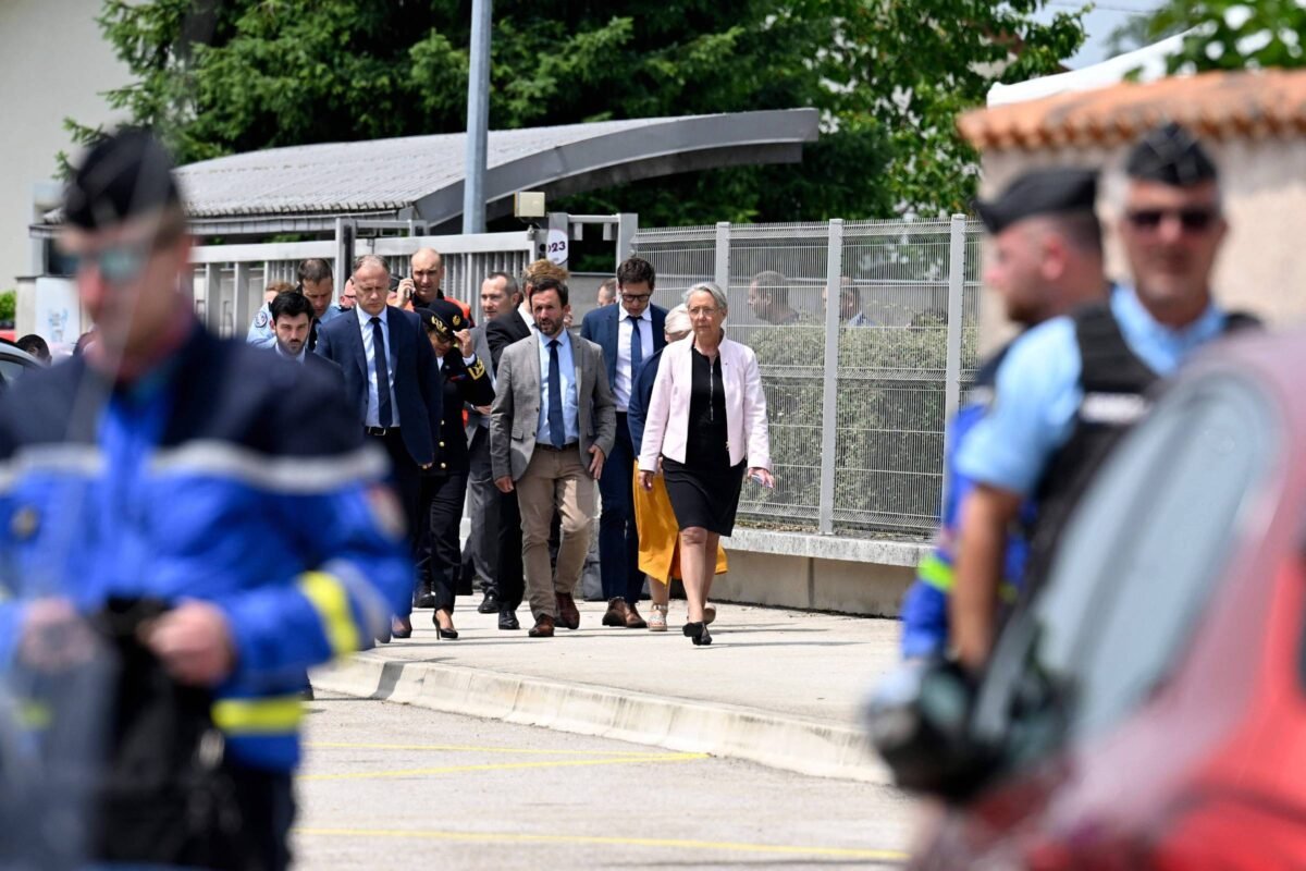 Aluno mata educadora a facadas na França - 10/06/2025 -