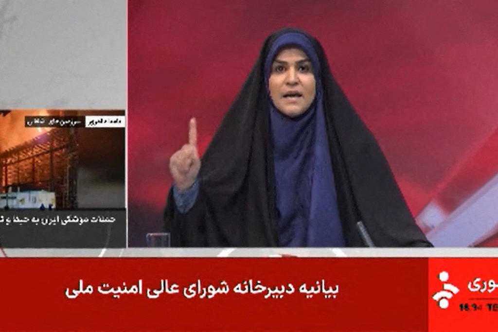 Âncora da TV iraniana se torna símbolo de resistência -