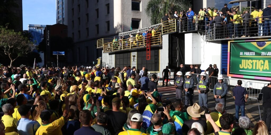 Ato em SP reúne apoiadores de Bolsonaro contra julgamento no