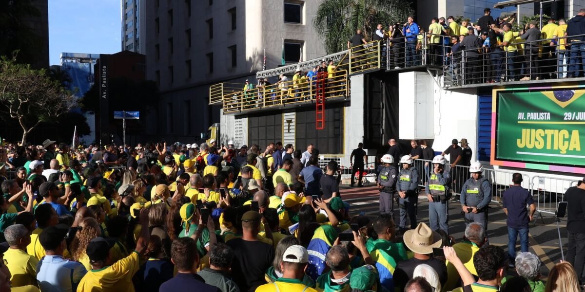 Ato em SP reúne apoiadores de Bolsonaro contra julgamento no