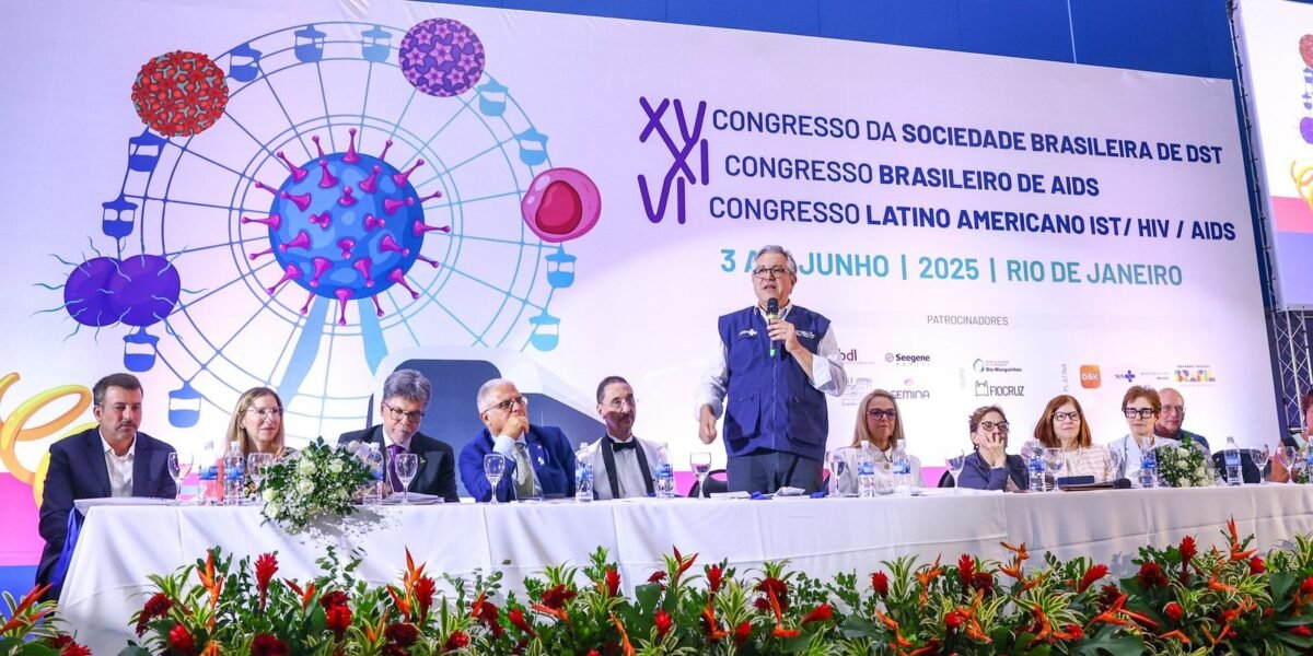Brasil reduz transmissão do HIV vertical e pede certificado da