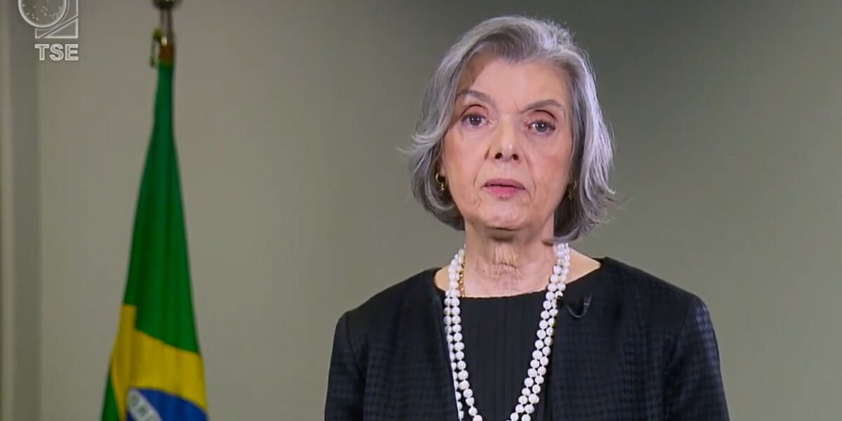 Cármen Lúcia vota pela responsabilização das redes por postagem ilegal