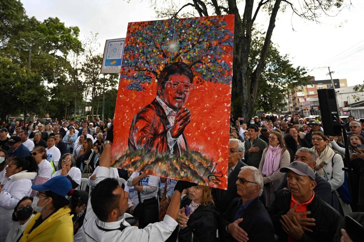 Colômbia: Família de Uribe denuncia Petro por incitar ódio -