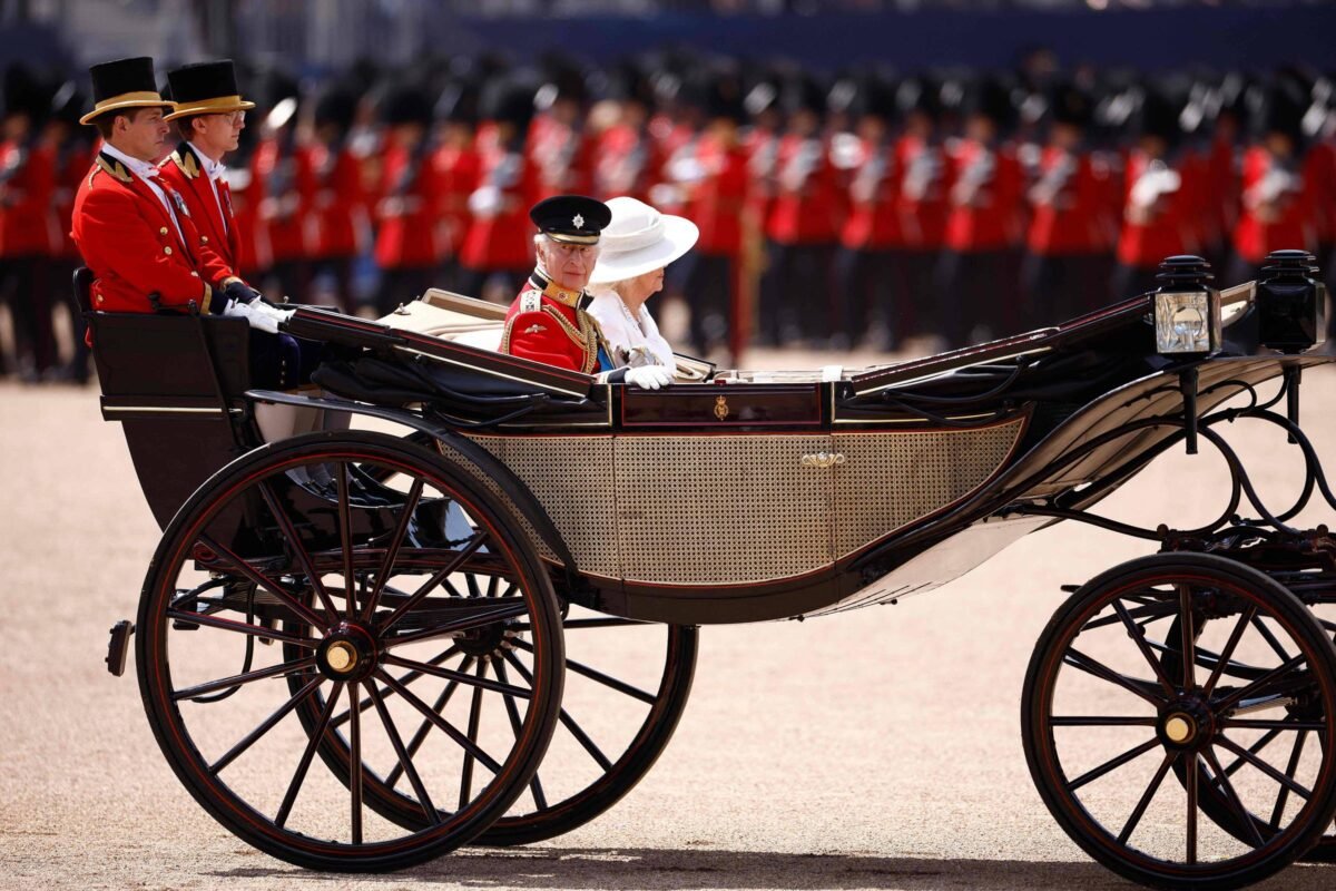 Desfile de Charles 3º lembra vítimas de queda de avião