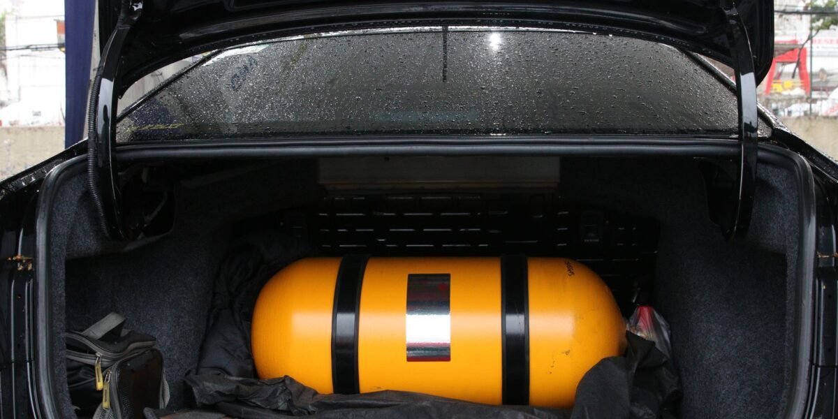 Explosão em posto de gasolina mata um homem e fere