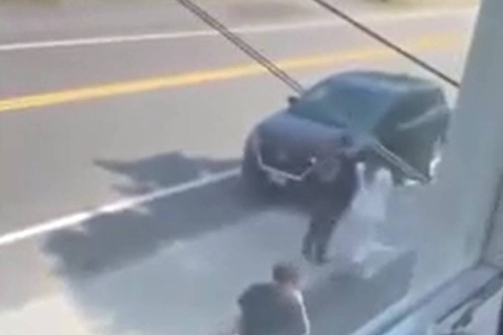 Filha grava detenção de mãe brasileira nos EUA; veja vídeo