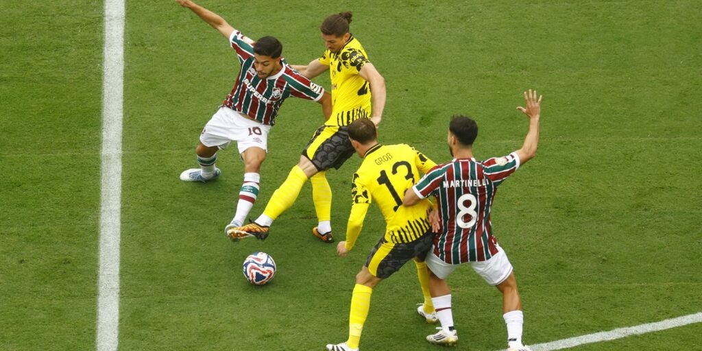 Flu domina Borussia, mas fica no 0 a 0 na