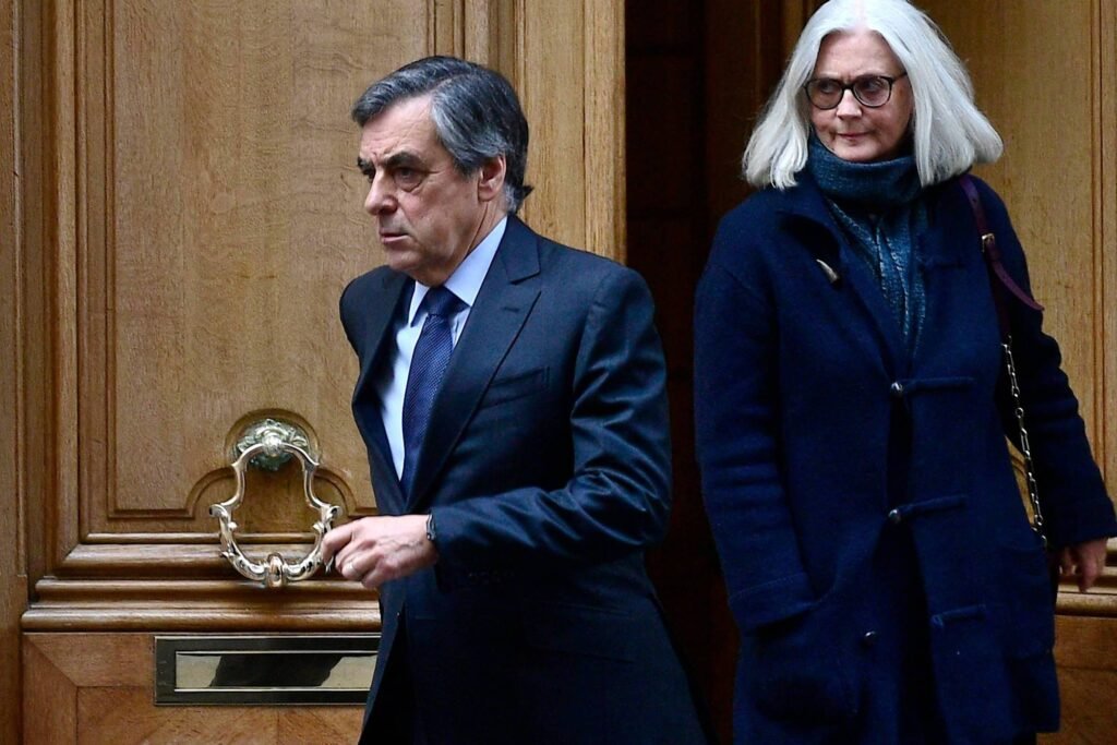 França condena ex-ministro de Sarkozy a 4 anos de prisão