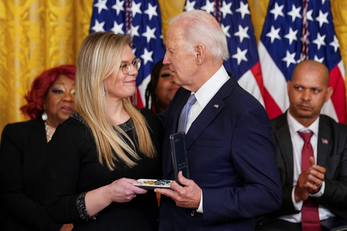 Invasor do Capitólio pagará reparação a viúva de policial -